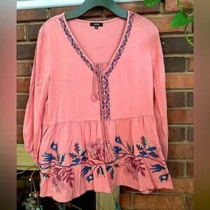 🛍️ New condition.gorgeous embroidered top.